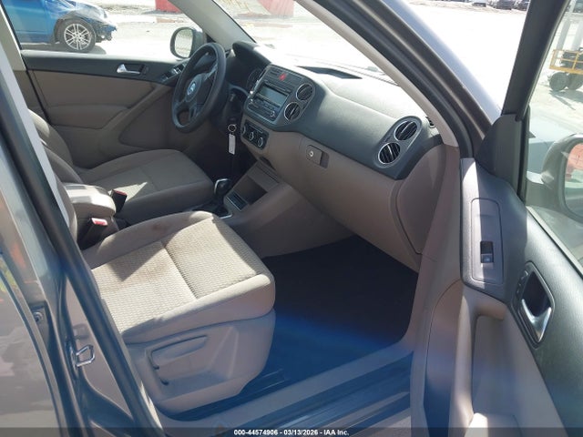 2011 Volkswagen Tiguan S მანქანა იყიდება აუქციონზე, vin: WVGAV7AX0BW556055, აუქციონის ნომერი: 44574906