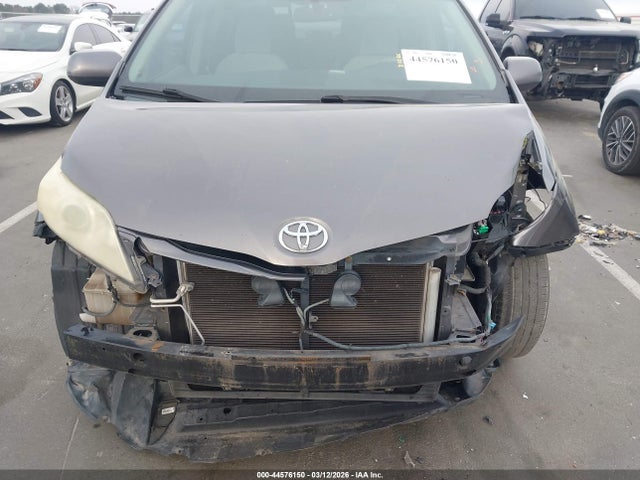 44576150 :رقم المزاد ، 5TDKK3DC2BS073895 vin ، 2011 Toyota Sienna Le V6 مزاد بيع