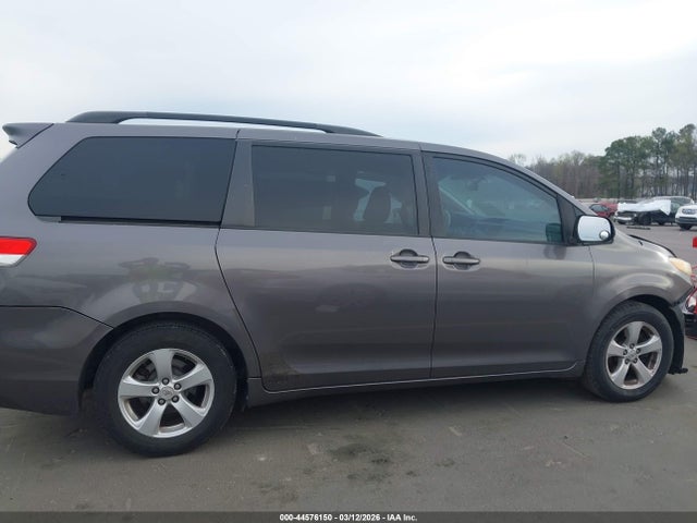 44576150 :رقم المزاد ، 5TDKK3DC2BS073895 vin ، 2011 Toyota Sienna Le V6 مزاد بيع