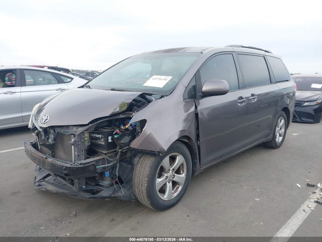 44576150 :رقم المزاد ، 5TDKK3DC2BS073895 vin ، 2011 Toyota Sienna Le V6 مزاد بيع