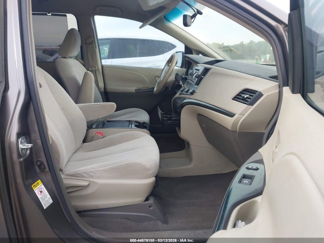 44576150 :رقم المزاد ، 5TDKK3DC2BS073895 vin ، 2011 Toyota Sienna Le V6 مزاد بيع