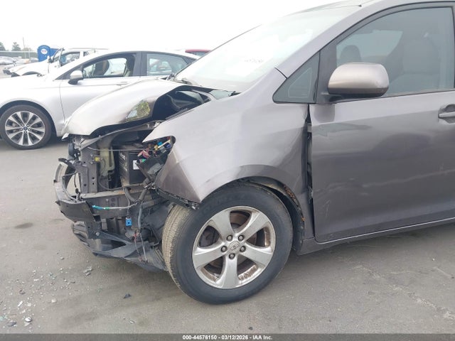 44576150 :رقم المزاد ، 5TDKK3DC2BS073895 vin ، 2011 Toyota Sienna Le V6 مزاد بيع