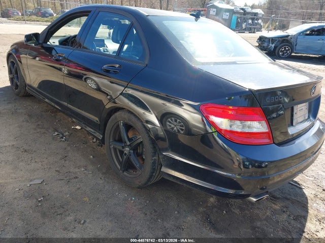 2011 MERCEDES-BENZ C 300 WDDGF8BB5BR184320 Photo 2