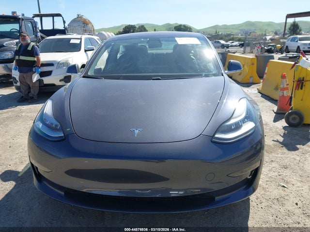 44576936 :رقم المزاد ، 5YJ3E1EA5JF007860 vin ، 2018 Tesla Model 3 Long Range/mid Range مزاد بيع