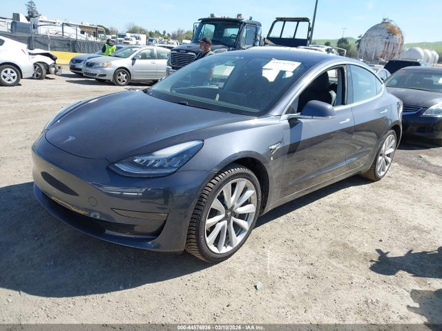 44576936 :رقم المزاد ، 5YJ3E1EA5JF007860 vin ، 2018 Tesla Model 3 Long Range/mid Range مزاد بيع
