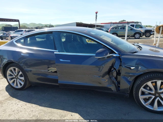 44576936 :رقم المزاد ، 5YJ3E1EA5JF007860 vin ، 2018 Tesla Model 3 Long Range/mid Range مزاد بيع
