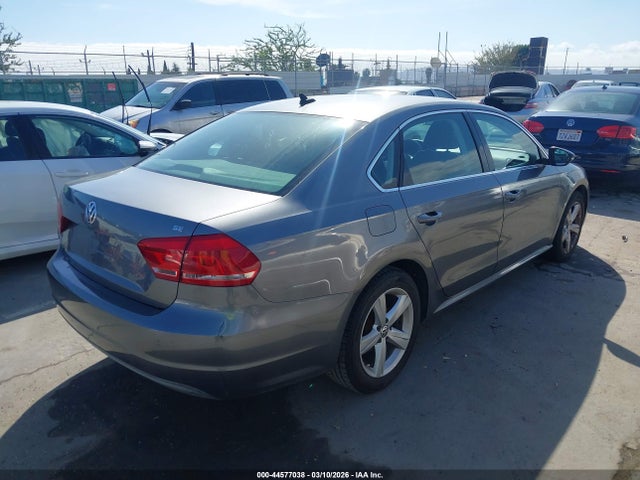 2012 Volkswagen Passat 2.5l Se მანქანა იყიდება აუქციონზე, vin: 1VWBP7A33CC096647, აუქციონის ნომერი: 44577038
