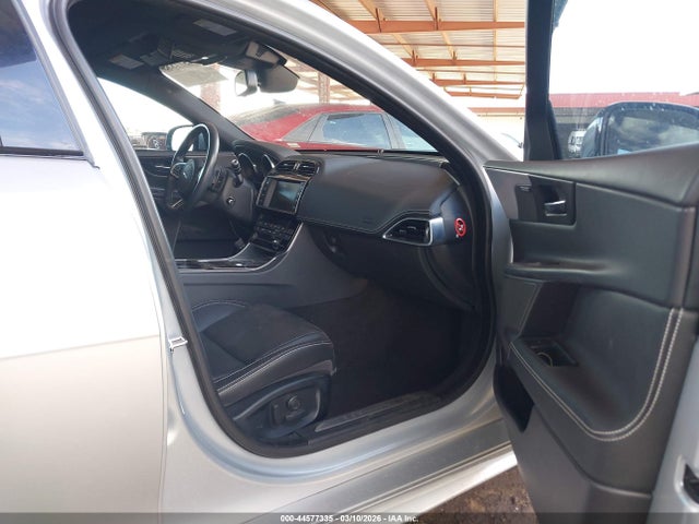 2017 JAGUAR XE SAJAF4BV5HA962675 Photo 4