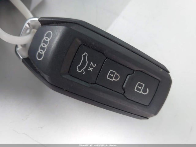 2025 Audi Q6 E-tron Premium Plus Quattro მანქანა იყიდება აუქციონზე, vin: WA124BGF5SA008458, აუქციონის ნომერი: 44577353
