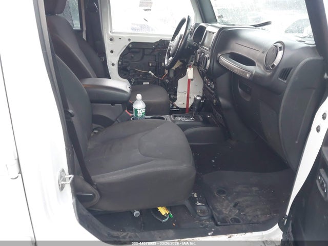 1C4BJWDG4FL742330 Jeep Wrangler Unlimited Sport