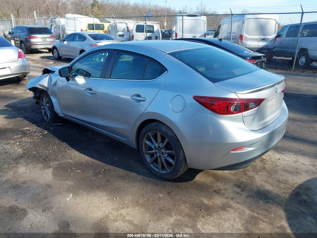2018 MAZDA MAZDA3 3MZBN1V32JM187661 Photo 2