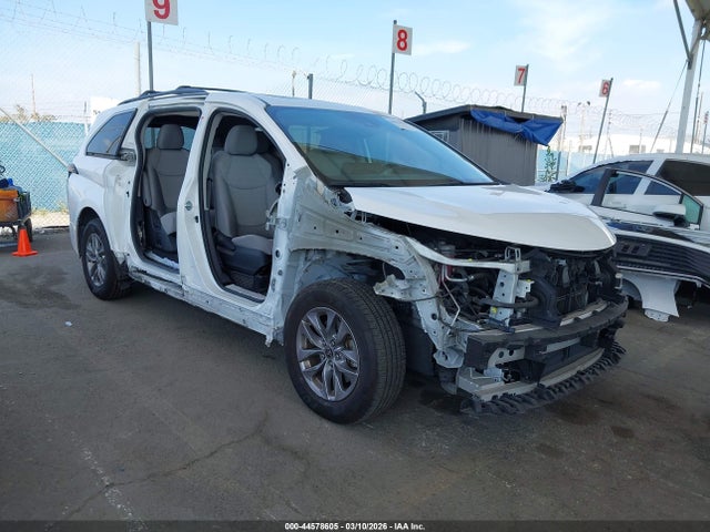 44578605 :رقم المزاد ، 5TDBRKEC1NS081057 vin ، 2022 Toyota Sienna Le مزاد بيع