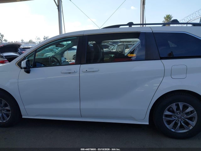 44578605 :رقم المزاد ، 5TDBRKEC1NS081057 vin ، 2022 Toyota Sienna Le مزاد بيع