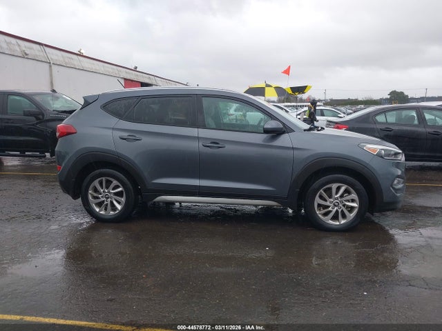 KM8J3CA43HU334621 Hyundai TUCSON SE