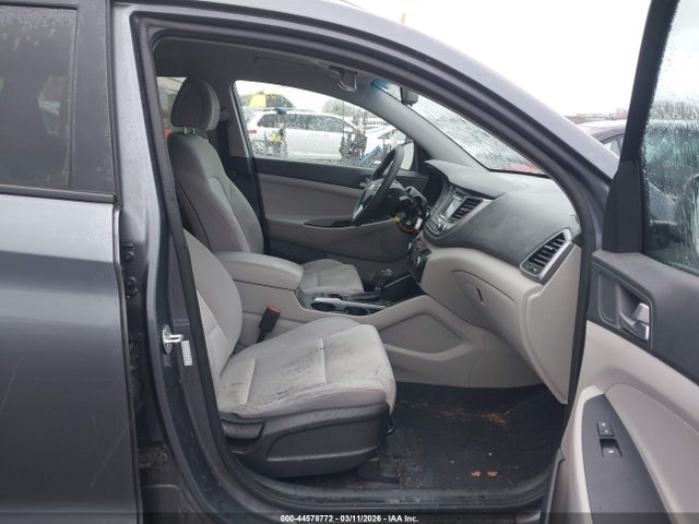 KM8J3CA43HU334621 Hyundai TUCSON SE