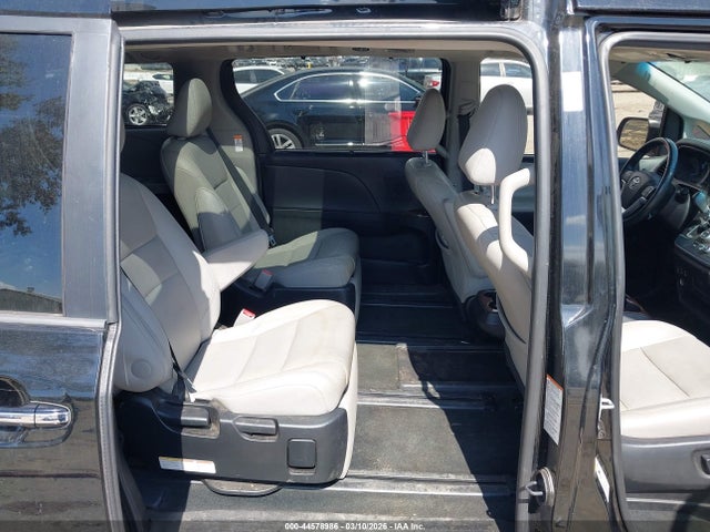 5TDYZ3DC1HS788584 Toyota Sienna Limited 7 Passenger