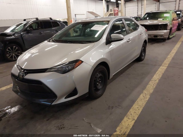 Toyota COROLLA LE 2018 5YFBURHE3JP822591 Image 2