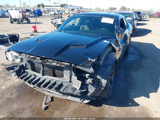 Dodge Challenger Sxt 2018 2C3CDZAG1JH132140 Image 2