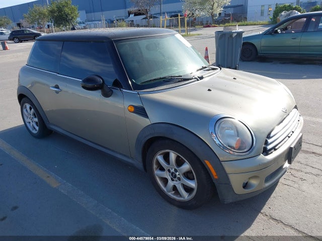 2010 MINI COOPER WMWMF3C52ATU79611 Photo 0