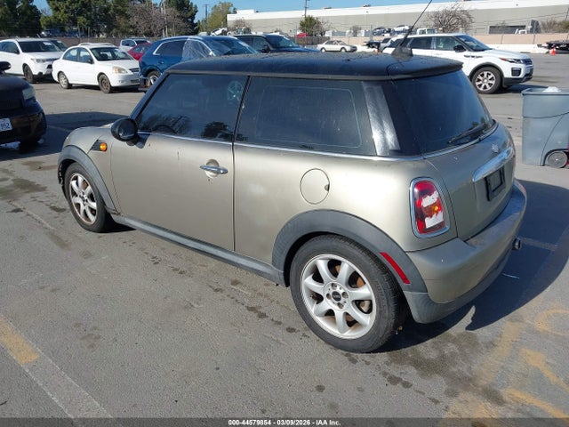 2010 MINI COOPER WMWMF3C52ATU79611 Photo 2