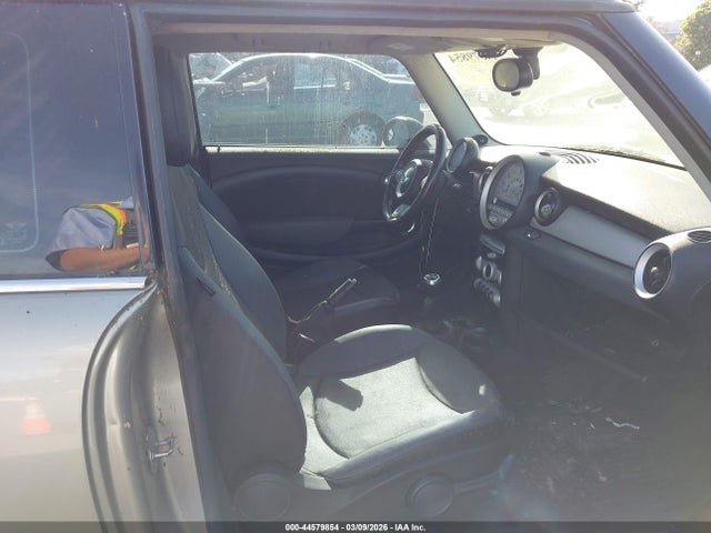 2010 MINI COOPER WMWMF3C52ATU79611 Photo 4