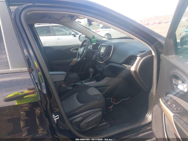 44581304 :رقم المزاد ، 1C4PJLCB8JD596592 vin ، 2018 Jeep Cherokee Latitude Fwd مزاد بيع