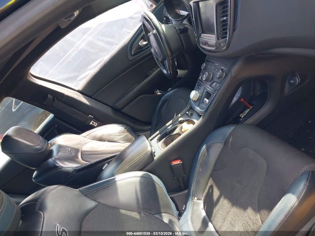 44581538 :رقم المزاد ، 1C3CCCBG0FN735982 vin ، 2015 Chrysler 200 S مزاد بيع