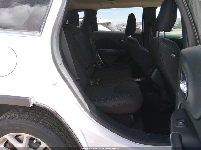 1C4PJLCS3FW766269 Jeep Cherokee Latitude