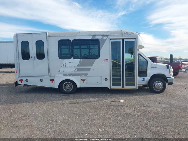 Ford E-450 Cutaway 2017 1FDFE4FS5HDC49390 Image 13