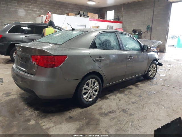 2010 KIA FORTE KNAFU4A22A5077850 Photo 3