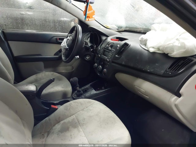 2010 KIA FORTE KNAFU4A22A5077850 Photo 4