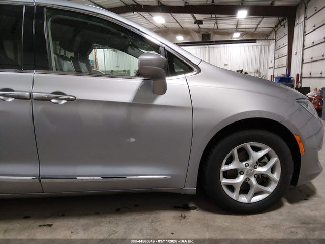 Продажа на аукционе авто 2017 Chrysler Pacifica Touring-l, vin: 2C4RC1BG0HR809921, номер лота: 44583646