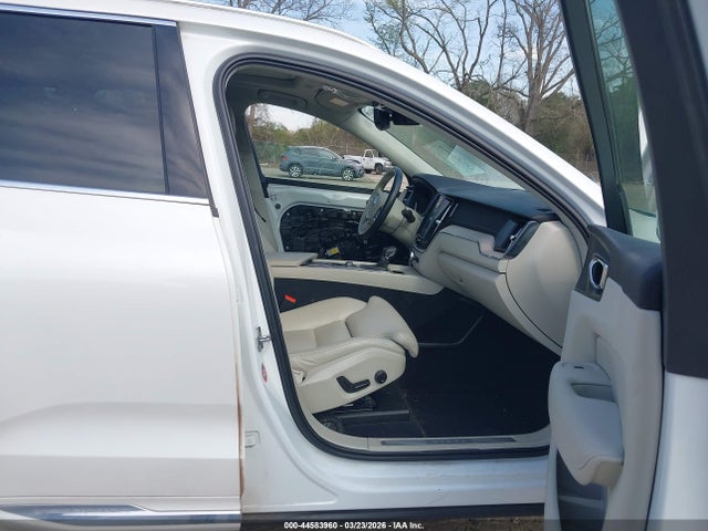 2018 VOLVO XC60 LYVA22RL9JB121816 Photo 4