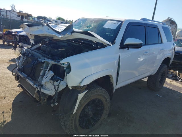 Toyota 4RUNNER SR5 2015 JTEBU5JR8F5239911 Image 2