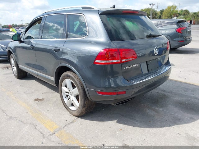 2011 VOLKSWAGEN TOUAREG WVGFF9BP6BD007209 Photo 2
