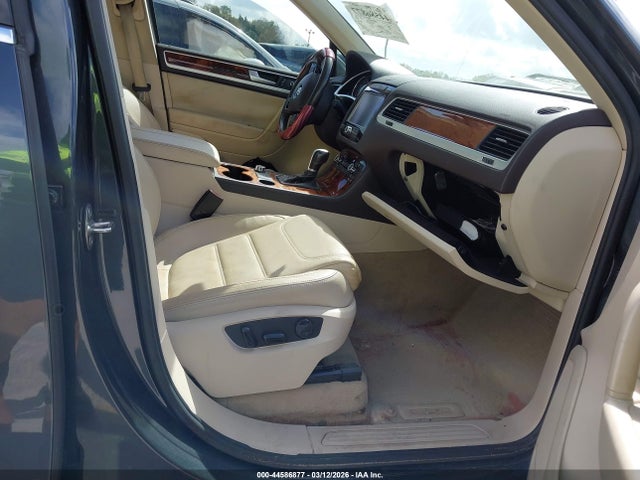 2011 VOLKSWAGEN TOUAREG WVGFF9BP6BD007209 Photo 4