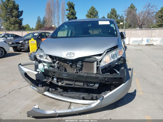 5TDYK3DC3GS761891 Toyota Sienna Xle Premium 8 Passenger