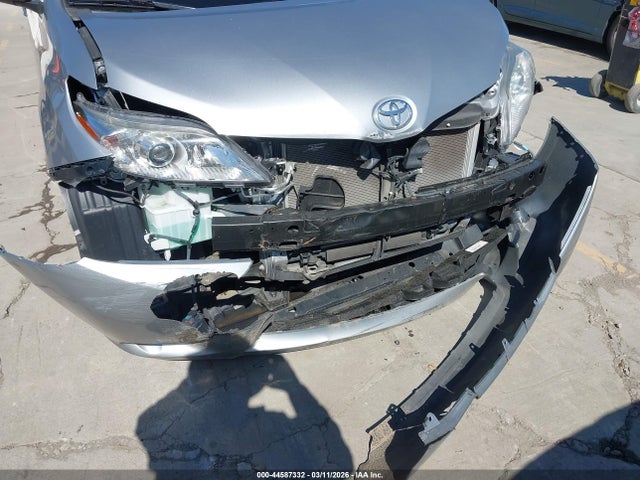 5TDYK3DC3GS761891 Toyota Sienna Xle Premium 8 Passenger
