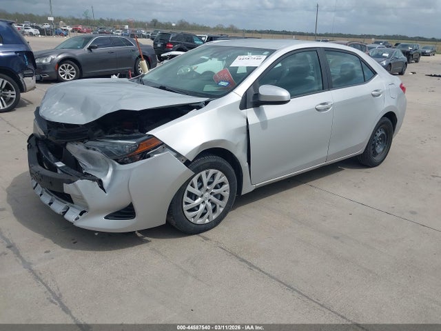 Toyota COROLLA LE 2018 5YFBURHE0JP818899 Image 2