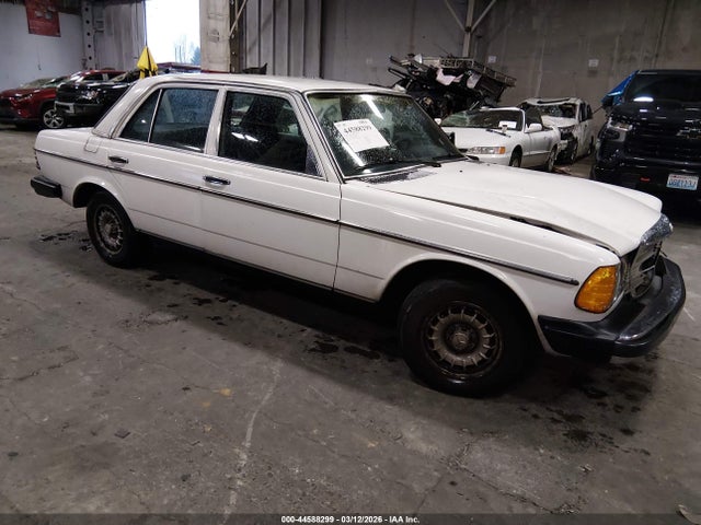 1982 MERCEDES-BENZ 300 WDBAB33A6CB002220