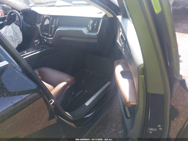 2018 VOLVO XC60 YV4A22RK4J1014507 Photo 4