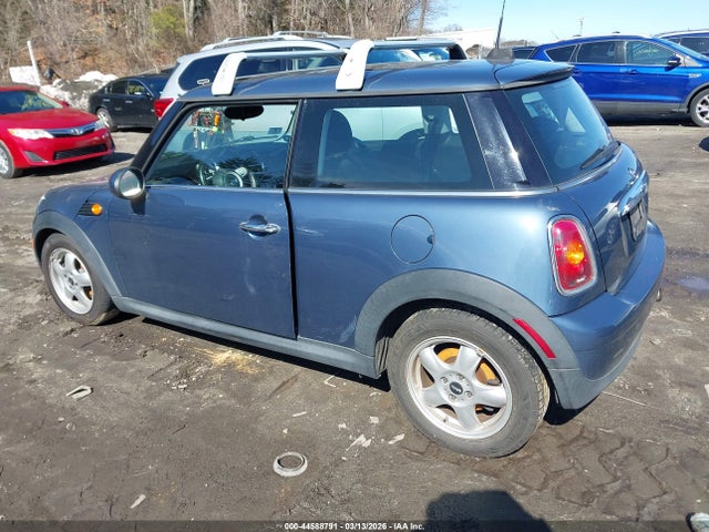 2010 MINI COOPER WMWMF3C59ATZ23065 Photo 2