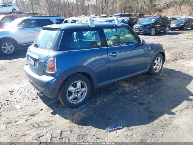 2010 MINI COOPER WMWMF3C59ATZ23065 Photo 3