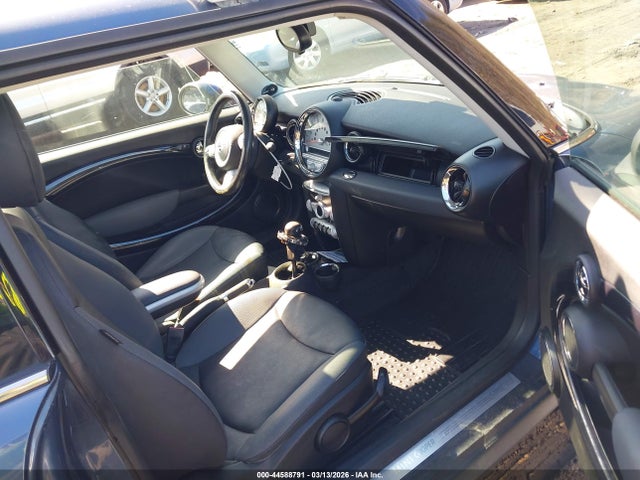 2010 MINI COOPER WMWMF3C59ATZ23065 Photo 4