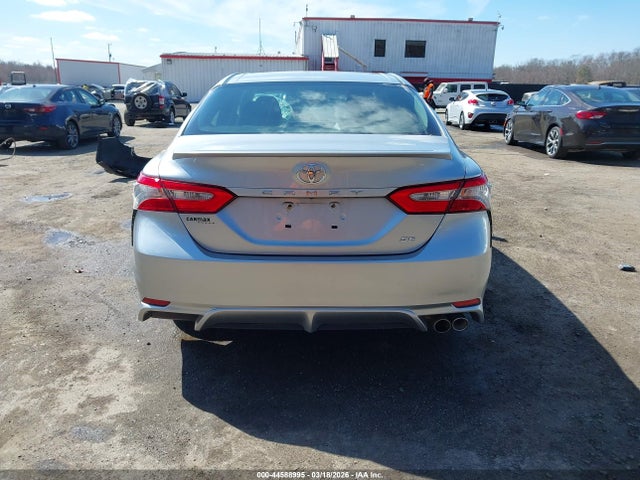 44588995 :رقم المزاد ، 4T1B11HK3JU043660 vin ، 2018 Toyota Camry Se مزاد بيع