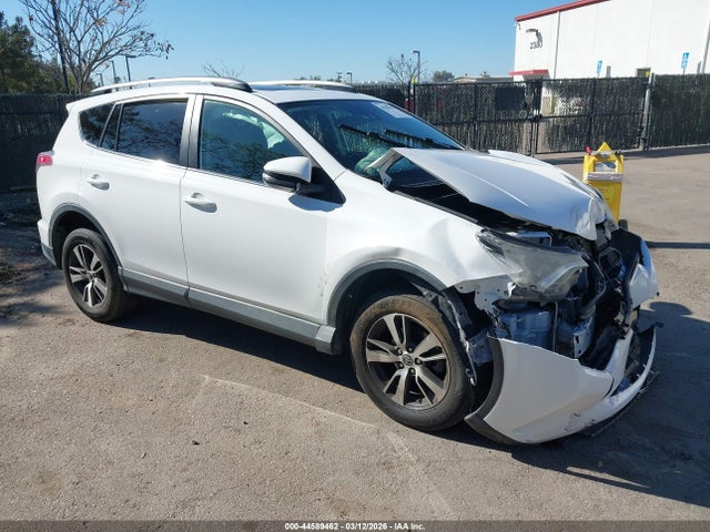 2T3WFREV1JW483951 Toyota Rav4 Xle
