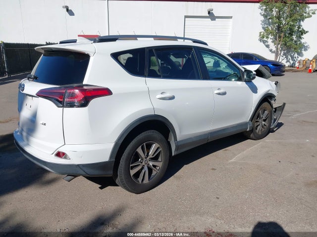 2T3WFREV1JW483951 Toyota Rav4 Xle