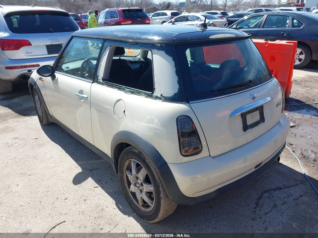 2006 MINI COOPER WMWRC33566TJ78104 Photo 2