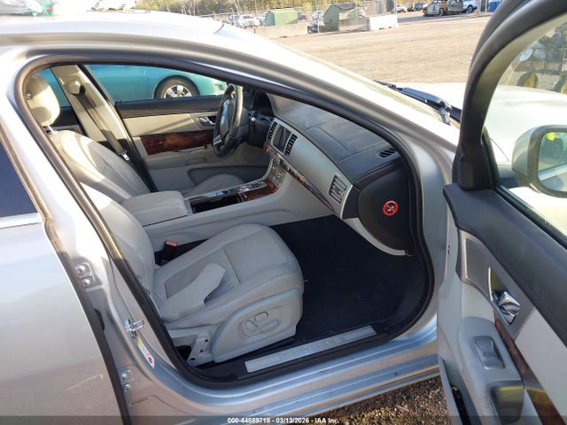 2011 JAGUAR XF SAJWA0FB1BLS16782 Photo 4