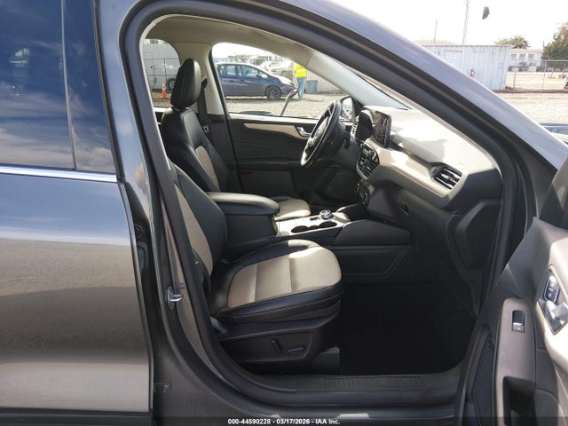 1FMCU9J99NUB58562 Ford Escape Titanium